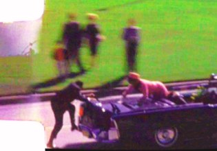 Τζάκι Κένεντι: Γιατί το ματωμένο ροζ ταγιέρ από τη στυγερή δολοφονία του JFK είναι κλειδωμένο μέχρι το 2103