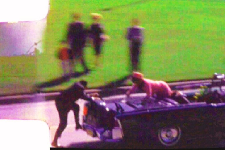 Τζάκι Κένεντι: Γιατί το ματωμένο ροζ ταγιέρ από τη στυγερή δολοφονία του JFK είναι κλειδωμένο μέχρι το 2103