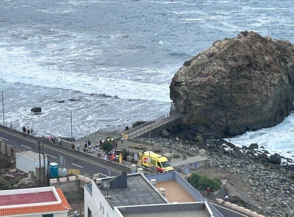 Τρεις νεκροί και πολλοί τραυματίες στην Τενερίφη- Παρακολουθούσαν τα τεράστια κύματα [βίντεο]