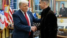 GOAT και παλτό: Ο Ντόναλντ Τραμπ «παίζει μπάλα» με τον Κριστιάνο Ρονάλντο στο Οβάλ Γραφείο