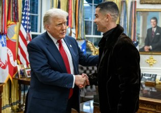 GOAT και παλτό: Ο Ντόναλντ Τραμπ «παίζει μπάλα» με τον Κριστιάνο Ρονάλντο στο Οβάλ Γραφείο