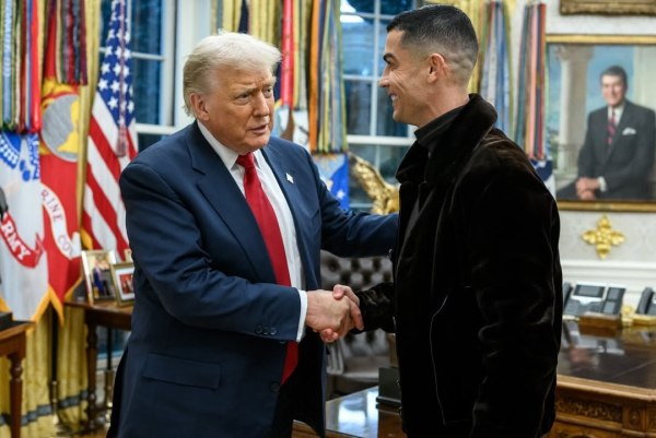 GOAT και παλτό: Ο Ντόναλντ Τραμπ «παίζει μπάλα» με τον Κριστιάνο Ρονάλντο στο Οβάλ Γραφείο