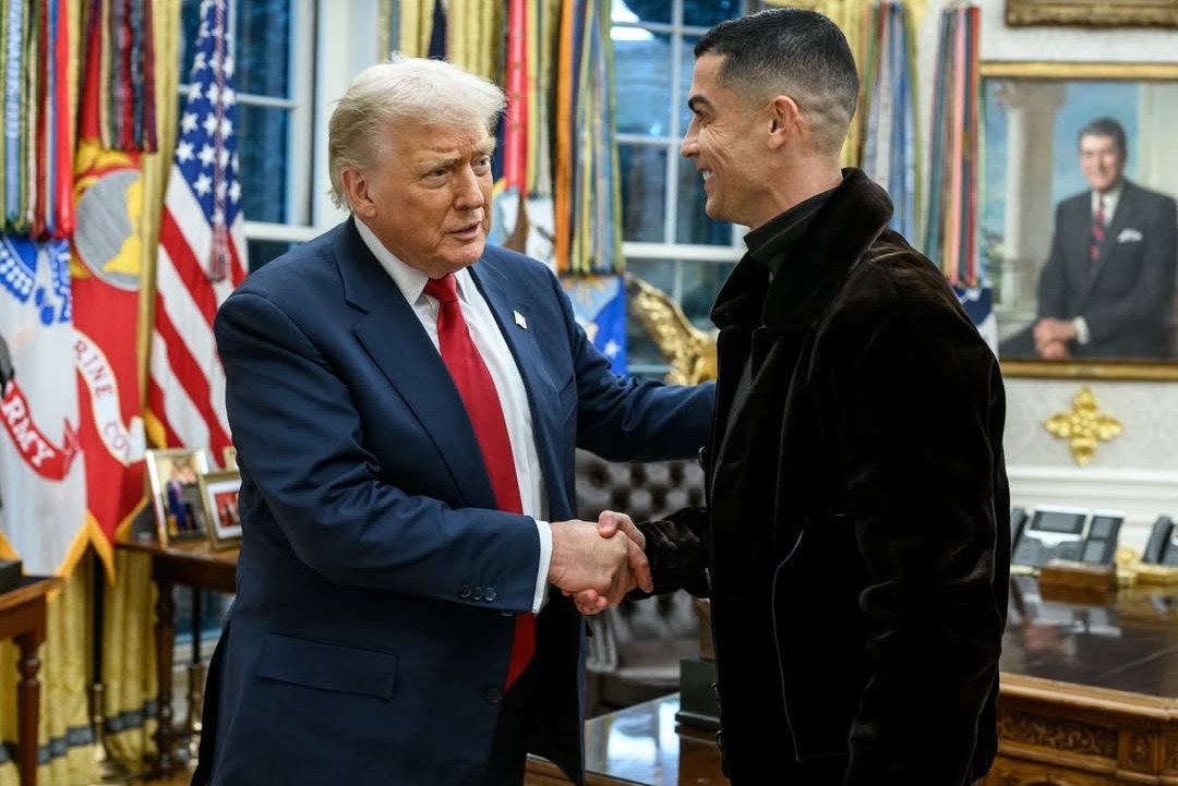 GOAT και παλτό: Ο Ντόναλντ Τραμπ «παίζει μπάλα» με τον Κριστιάνο Ρονάλντο στο Οβάλ Γραφείο