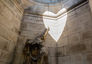 Το φως του ήλιου σχηματίζει μια καρδιά μέσα στο μαυσωλείο ενός ερωτευμένου ζευγαριού από την Γαλλία