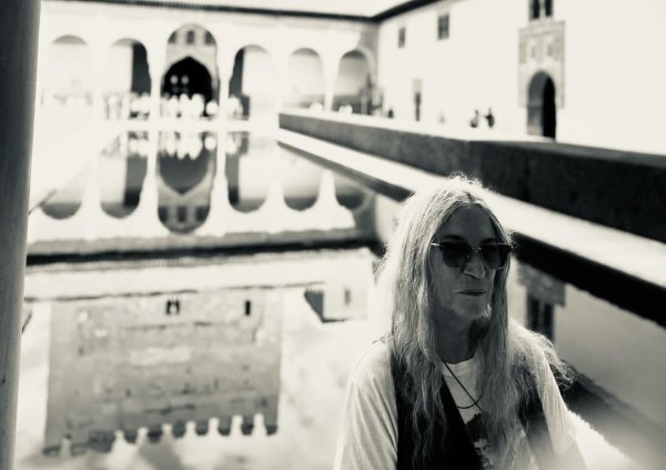 Πάτι Σμιθ χωρίς φίλτρα: Το πένθος δεν είναι το τέλος της αγάπης – είναι η απόδειξή της