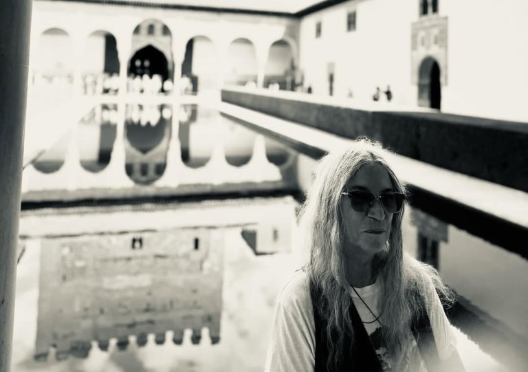 Πάτι Σμιθ χωρίς φίλτρα: Το πένθος δεν είναι το τέλος της αγάπης – είναι η απόδειξή της