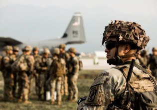 Bloomberg: Ο αμερικανικός στρατός εξετάζει το ενδεχόμενο κατασκευής βάσης για 10.000 άτομα «κοντά στη Γάζα»