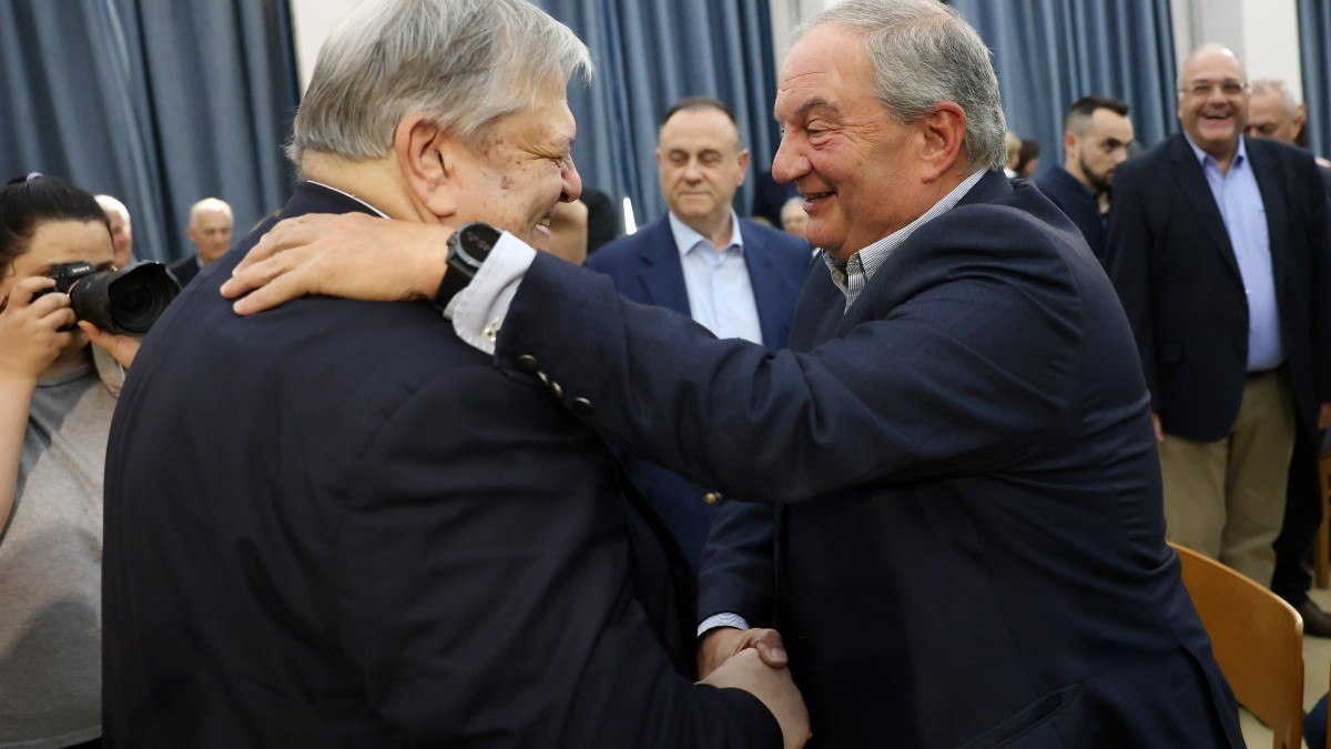 Καραμανλής και Βενιζέλος μιλούν για την «κρίση της Δημοκρατίας σήμερα» – Φουντώνει ο πονοκέφαλος του Μαξίμου