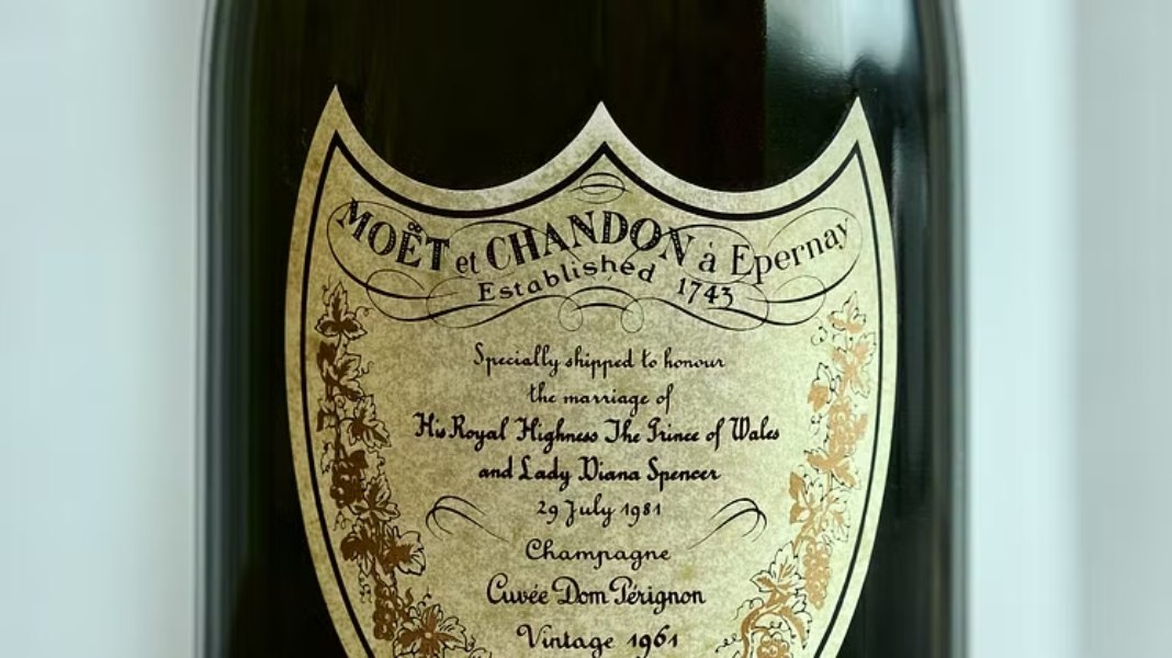 Σε δημοπρασία βγαίνει φιάλη Dom Perignon από το γάμο του Καρόλου Γ’ και της Νταϊάνα – H τιμή που ενδέχεται να αγγίξει