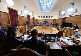 ΟΠΕΚΕΠΕ: Αυξάνεται η πίεση στη ΝΔ – Εκνευρισμός Μαξίμου για τις αναφορές σε κουμπαριά Μητσοτάκη με τον «Φραπέ»