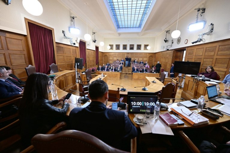 ΟΠΕΚΕΠΕ: Αυξάνεται η πίεση στη ΝΔ – Εκνευρισμός Μαξίμου για τις αναφορές σε κουμπαριά Μητσοτάκη με τον «Φραπέ»