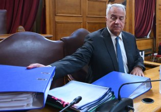 ΣΥΡΙΖΑ: Ο Βορίδης αυτοανακηρύχθηκε αθώος – Μετά την κατάθεση παραμένει σύμβουλος του πρωθυπουργού ο Βάρρας;