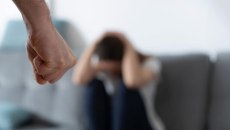 Ενδοοικογενειακή βία: «Έχασα τρία παιδιά από το ξύλο» – Σοκάρει η καταγγελία 40χρονης