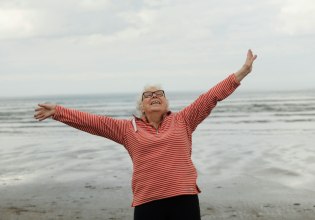 Η ζωή μετά τα 50: Γιατί οι γυναίκες που παίρνουν διαζύγιο στη μέση ηλικία έιναι τόσο χαρούμενες;