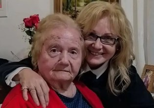 Αγγελική Νικολούλη: Το τελευταίο αντίο σήμερα στην αγαπημένη μητέρα της