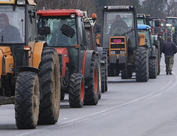 Στους δρόμους βγαίνουν την Κυριακή τα τρακτέρ – Πού θα στηθούν τα πρώτα μπλόκα αγροτών και κτηνοτρόφων