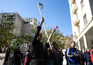 Θεσσαλία: Οι αγρότες αποφασίζουν μπλόκα – Αγανάκτηση και οργή στο συλλαλητήριο της Αγιάς