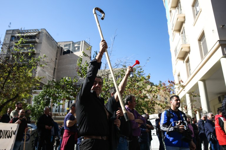 Θεσσαλία: Οι αγρότες αποφασίζουν μπλόκα – Αγανάκτηση και οργή στο συλλαλητήριο της Αγιάς