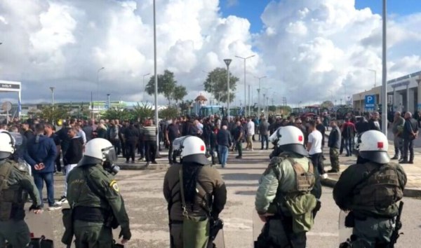 Πήγε γελαστός με τη χαρά και της γεώτρησης στο Βlock 2, βγήκε γελασμένος ότι αυτό αρκεί για να μπλοκάρει τη κοινή λογική και των αγροτών την οργή