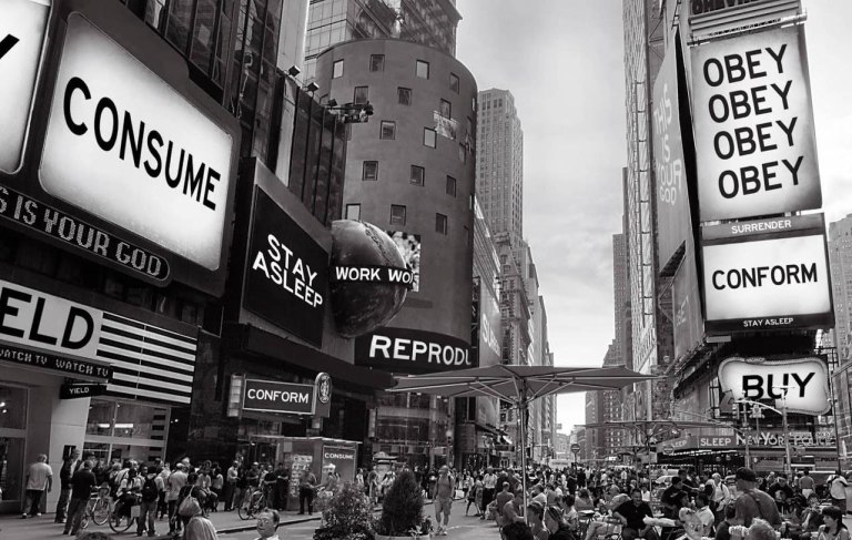 Black Friday: Ξέρουμε τι κάνει στο πορτοφόλι μας – Τι κάνει όμως στον εγκέφαλό μας;