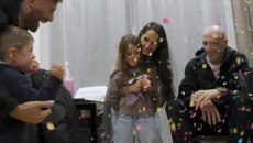 Συγκίνηση: Ο μαχητής της ζωής Ακίλε Πολονάρα επέστρεψε στο σπίτι και ποζάρει με την οικογένειά του