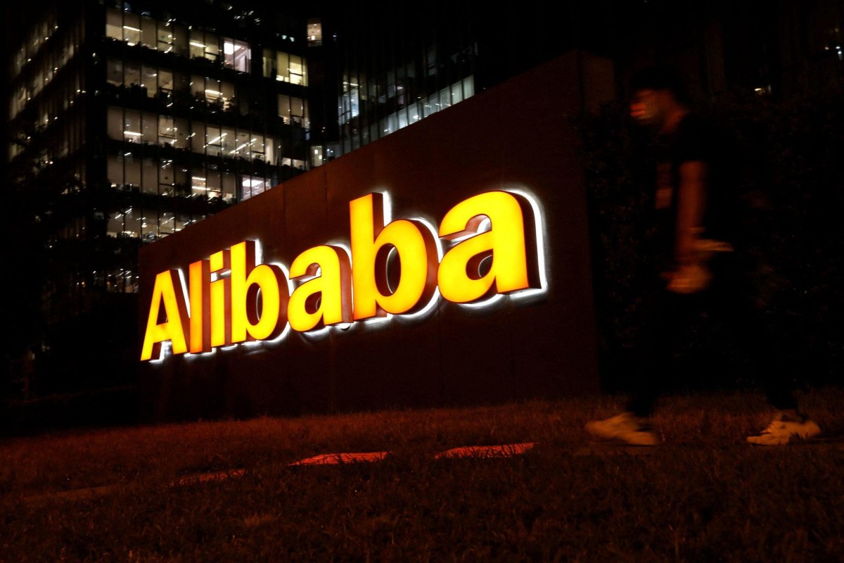 Λευκός Οίκος: Η Alibaba βοηθά τον κινεζικό στρατό να «επιτεθεί» στις ΗΠΑ