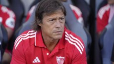 Τρομερή ατάκα Αλμέιδα για τις μεταγραφές της Σεβίλλης: «Πρέπει πρώτα να φτάσω μέχρι τα Χριστούγεννα…»