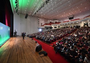 Τα θερμά χειροκροτήματα στην Πάτρα, το «όλον» ΠΑΣΟΚ και τα μηνύματα για το συνέδριο