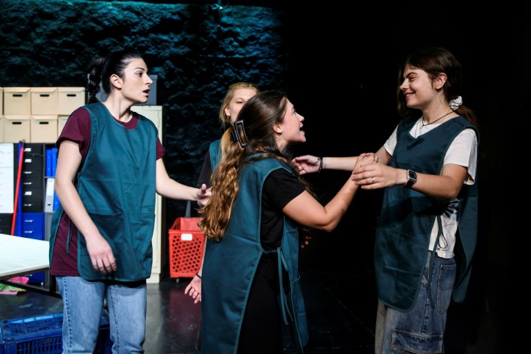 Αρμπάιτ: Μια σπονδυλωτή παράσταση με 7 ιστορίες, με θέμα την εργασία, στο θέατρο Σταθμός