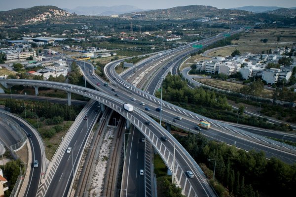 Oδηγούσε χωρίς δίπλωμα με όπισθεν στη ΛΕΑ της Αττικής Οδού – Το πρόστιμο που του επιβλήθηκε