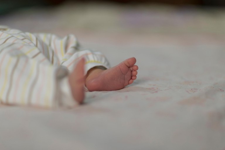 Θεσσαλονίκη: Αγρια κακοποίηση βρέφους από τη μητέρα τους – Του προκάλεσε μόνιμη αναπηρία και καταδικάστηκε σε 3 χρόνια με αναστολή