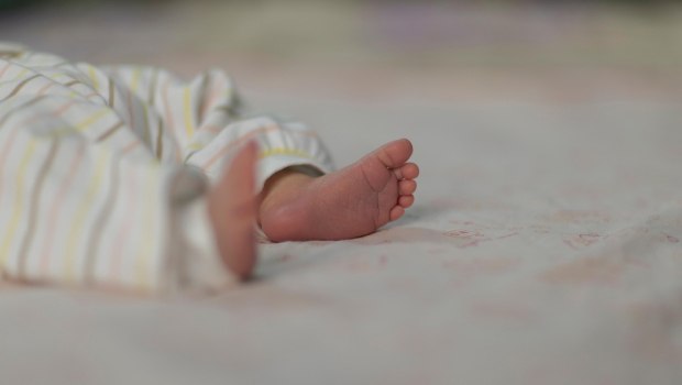 Σώθηκε το μωρό που κάηκε από καυτό λάδι και επανήλθε από ανακοπή – Το «ευχαριστώ» των γονιών στους γιατρούς