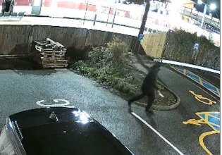 Νέο βίντεο με τον άνδρα που κυνηγά με μαχαίρι τους επιβάτες τρένου στη Βρετανία