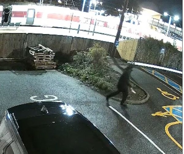 Νέο βίντεο με τον άνδρα που κυνηγά με μαχαίρι του επιβάτες τρένου στη Βρετανία