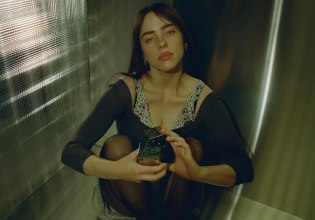 «Αξιολύπητε, άθλιε, δειλέ μ*λ*κ*»: Η Μπίλι Άιλις «δικάζει» τον Έλον Μασκ για τη συσσώρευση πλούτου εν μέσω παγκόσμιων κρίσεων