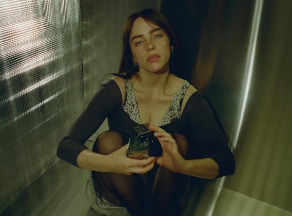 «Αξιολύπητε, άθλιε, δειλέ μ*λ*κ*»: Η Μπίλι Άιλις «δικάζει» τον Έλον Μασκ για τη συσσώρευση πλούτου εν μέσω παγκόσμιων κρίσεων