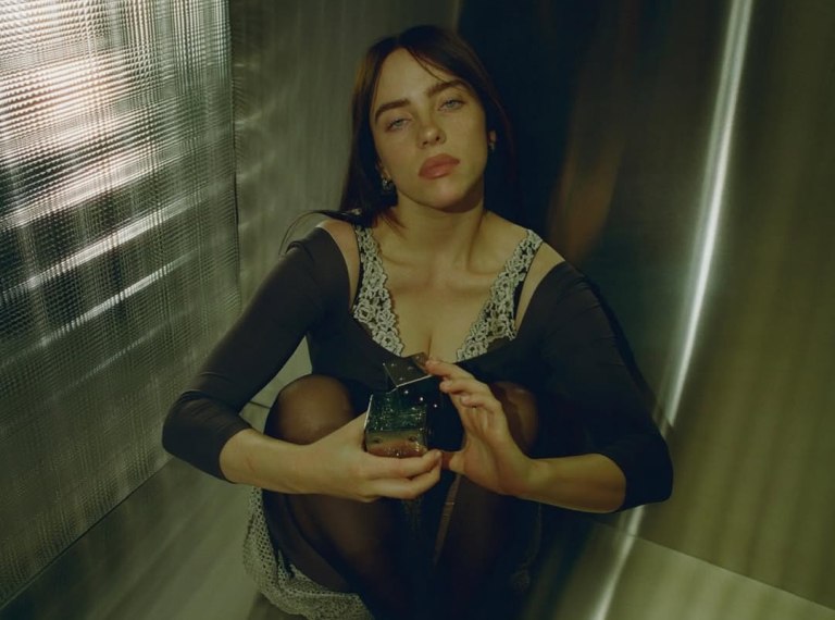 «Αξιολύπητε, άθλιε, δειλέ μ*λ*κ*»: Η Μπίλι Άιλις «δικάζει» τον Έλον Μασκ για τη συσσώρευση πλούτου εν μέσω παγκόσμιων κρίσεων