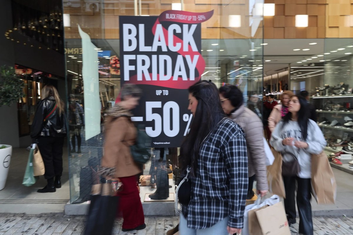 Black Friday: Μικρότερες από ό,τι στο εξωτερικό οι εκπτώσεις – Online ψωνίζουν οι νέοι