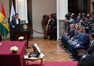 Βολιβία: Κανένας αυτόχθονας στη νέα δεξιά κυβέρνηση – Οι υπουργοί ορκίστηκαν στη Βίβλο και με φόντο σταυρό