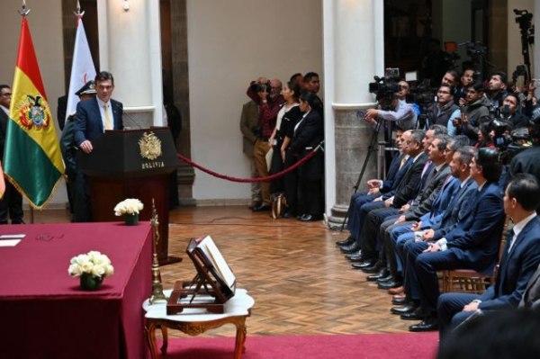 Βολιβία: Κανένας αυτόχθονας στη νέα δεξιά κυβέρνηση – Οι υπουργοί ορκίστηκαν στη Βίβλο και με φόντο σταυρό