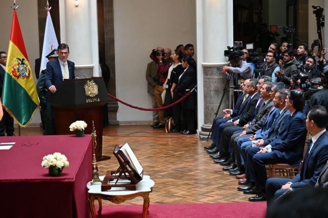 Βολιβία: Κανένας αυτόχθονας στη νέα δεξιά κυβέρνηση - Οι υπουργοί ορκίστηκαν στη Βίβλο και με φόντο σταυρό