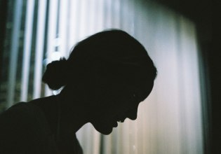 «Θυμάμαι την ώρα του βιασμού, τον πόνο, τα κλάματα» – Συγκλονίζει η κατάθεση κατά γνωστού σκηνοθέτη που κατηγορείται για βιασμό