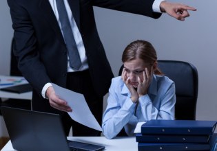 Πώς αναγνωρίζουμε το mobbing – Πρακτικές συμβουλές από εργατολόγο