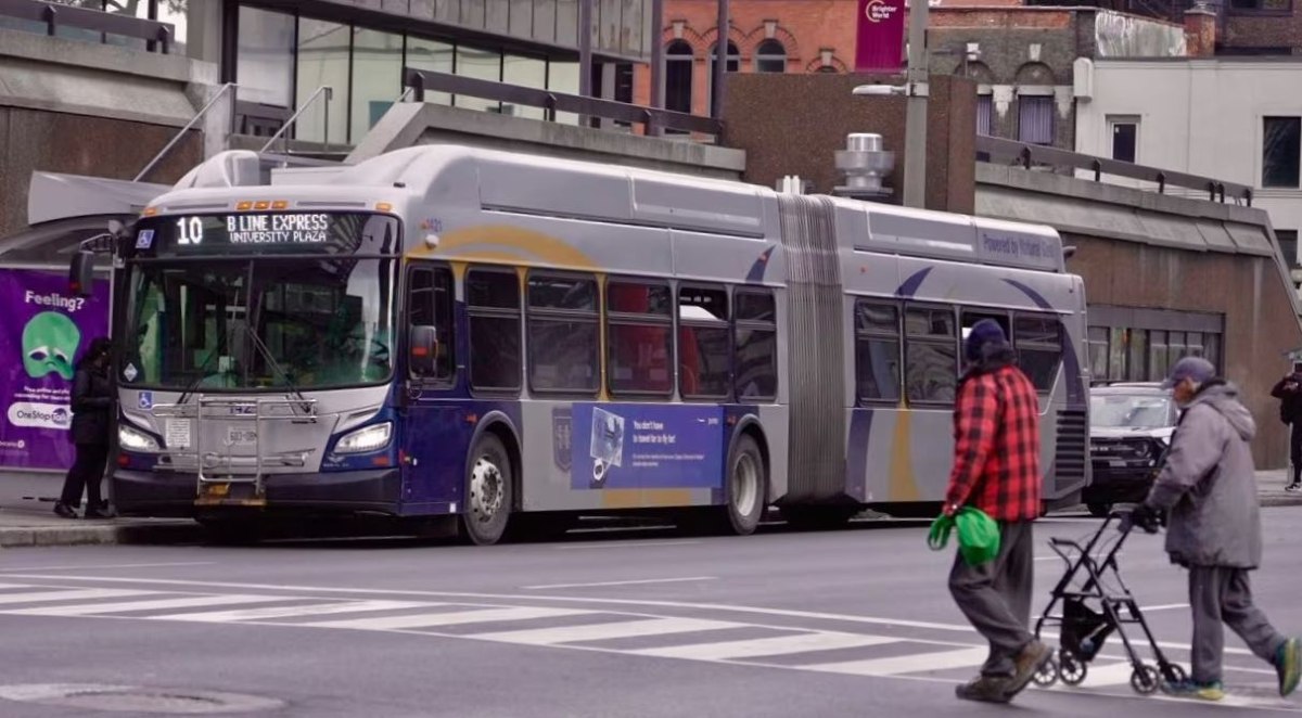 Καναδάς: Τύπος κλέβει λεωφορείο, σταματά στις στάσεις, η αστυνομία του δίνει συγχαρητήρια