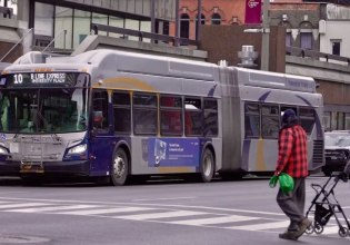 Καναδάς: Τύπος κλέβει λεωφορείο, σταματά στις στάσεις, η αστυνομία του δίνει συγχαρητήρια