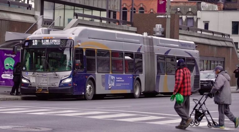 Καναδάς: Τύπος κλέβει λεωφορείο, σταματά στις στάσεις, η αστυνομία του δίνει συγχαρητήρια