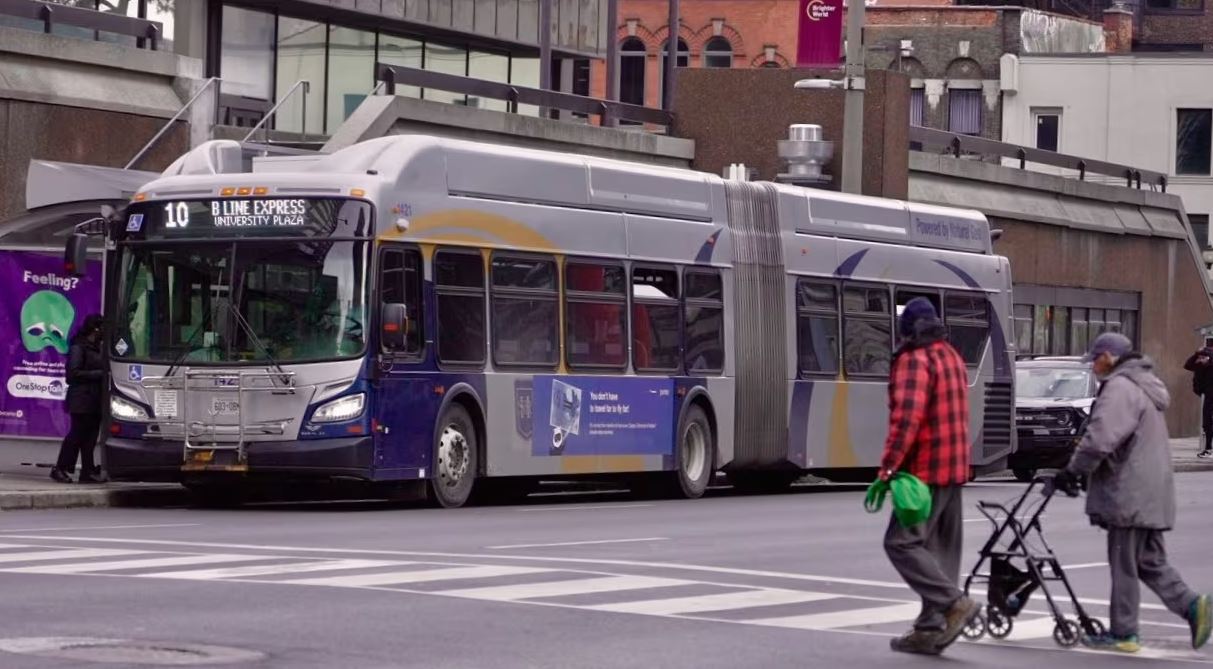 Καναδάς: Τύπος κλέβει λεωφορείο, σταματά στις στάσεις, η αστυνομία του δίνει συγχαρητήρια