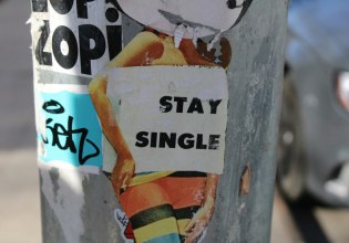 Οι νέοι επιλέγουν την μοναξιά: Η άνοδος της εργένικης ζωής και των ψηφιακών συντρόφων