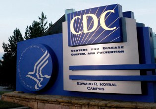 CDC: Οι δημόσιες υπηρεσίες υγεία των ΗΠΑ στην υπηρεσία του Τραμπ – Επικίνδυνα fake news για τα εμβόλια
