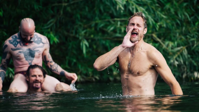 Pillion: Πενήντα αποχρώσεις του BDSM – To γκέι μυθιστόρημα που έγινε ταινία με τον Αλεξάντερ Σκάρσγκορντ